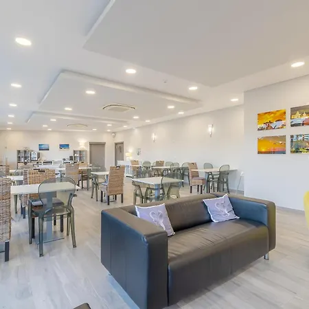 Silver Seahorse Garden Retreat