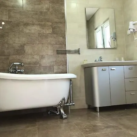 Silver Seahorse Garden Retreat בית הארחה