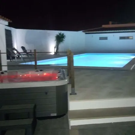 בית הארחה Silver Seahorse Garden Retreat