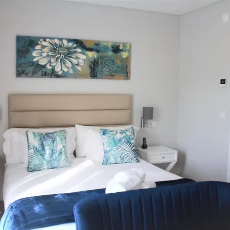 בית הארחה Silver Seahorse Garden Retreat